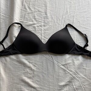 SKIMS Black Women’s Seamless T-Shirt Bra - Classic Support